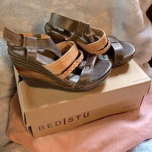 Bed Stu Jasyln Taupe Sand Rustic Wedge - 8 M